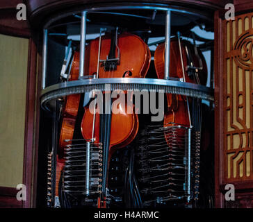 Violinen im Fall Siegfried mechanische Musical Instrument Museum, Rüdesheim, Rheinschlucht, Deutschland, Europa Stockfoto