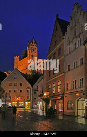 Deutschland, Bayern, "Reichenstrasse" (Straße) in der alten Stadt von Füssen mit dem hohen Schloss (hohe Burg), am Abend Stockfoto