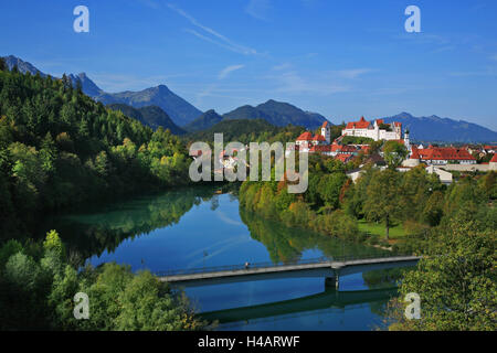 Deutschland, Bayern, Blick von der alten Stadt von Füssen über den Lechfluss "Hohes Schloss" (hohe Burg), Kloster Sankt Mang, Franziskanerkirche, Allgäuer Voralpen, Lechsteg, Stockfoto