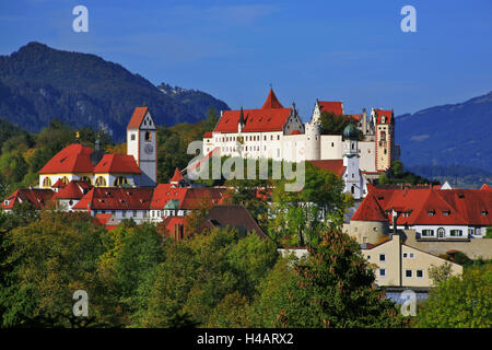 Deutschland, Bayern, Blick von der alten Stadt von Füssen über den Lechfluss, "Hohes Schloss" (hohe Burg), Kloster Sankt Mang, Franziskanerkirche, Allgäuer Voralpen, Lechsteg, Stockfoto