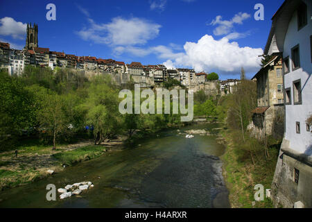 Schweiz, Freiburg am Fluss Saane, Blick von der "Pont du Saint Jean" (Brücke) über den Fluss, die alte Bürgerhäuser gebaut auf Sandsteinfelsen und die Kathedrale des Heiligen Nikolaus, Stockfoto