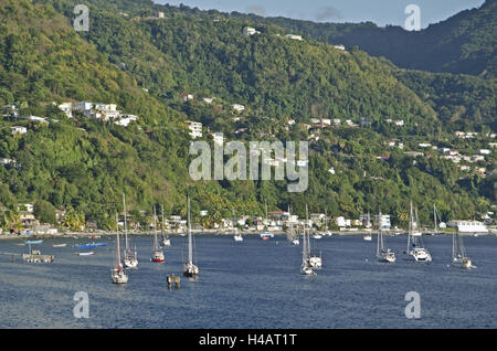 Karibik, Dominica, Roseau, Meeresbucht, Boote, Stadtbild, Stockfoto