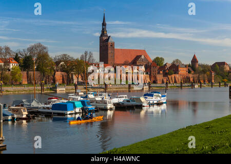 Deutschland, Sachsen-Anhalt, Tangermünde, Hafen, Altstadt, St. Stephanskiche Stockfoto