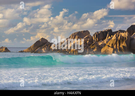 Granitfelsen am Strand Grand Anse, La Digue Island, Seychellen Stockfoto