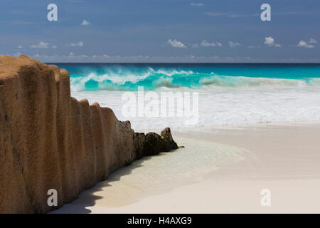 Granitfelsen am Strand Grand Anse, La Digue Island, Seychellen Stockfoto