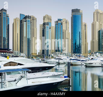 Yachten im Hafen von Dubai Marina, hohe steigt, Dubai, Vereinigte Arabische Emirate Stockfoto