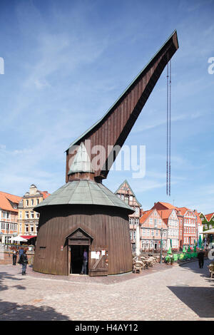 Deutschland, Niedersachsen, Stade, Fischmarkt mit historischen hölzernen Kran Stockfoto