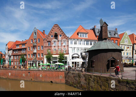 Deutschland, Niedersachsen, Stade, Fischmarkt mit historischen hölzernen Kran und Wasser Ost Stockfoto