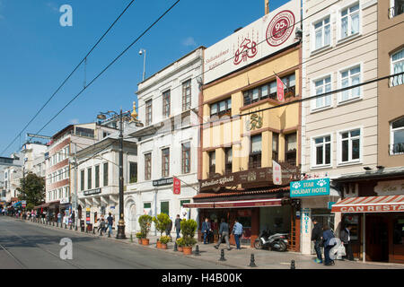 Türkei, Istanbul, Sultanahmet, Divanyolu, die Straße des großen Rates ist heute eine Einkaufsstraße und der Promenade. Stockfoto