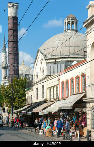 Türkei, Istanbul, Divanyolu, Kuppel der Cemberlitas Hamam, die Konstantinsäule (Cemberlitas) und das Minarett der Atik Ali Pascha Moschee, Atik Ali Pascha Stockfoto