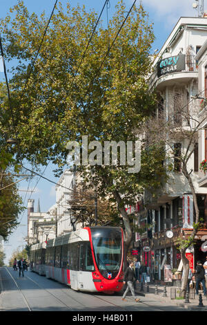 Türkei, Istanbul, Sultanahmet, Divanyolu, die Straße des großen Rates ist heute eine Einkaufsstraße und der Promenade. Stockfoto