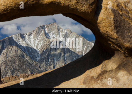 Tunnabora Peak, Mobius Arch, Alabama Hills, in der Nähe von Lone Pine, Sierra Nevada, Kalifornien, USA Stockfoto