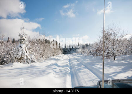 Reifenspuren im tiefen Schnee in Winterlandschaft Stockfoto