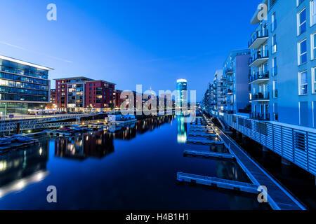 Deutschland, Hessen, Frankfurt am Main, Blick auf die Mietshäuser in der Westhafen mit dem Westhafen Tower im Hintergrund, Stockfoto