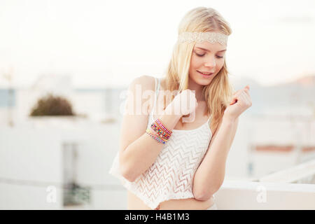 junge Frau in Sommerkleidung auf Dachterrasse Stockfoto