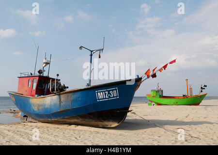 Angelboote/Fischerboote am Strand der Ostsee in der Nähe von Misdroy im Nationalpark Wollin in der Woiwodschaft Westpommern, Polen Stockfoto