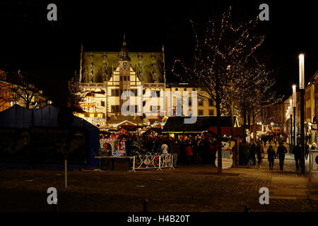 Weihnachtsmarkt am Abend vor dem historischen Rathaus in der Stadt Schweinfurt, untere Franken, Deutschland Stockfoto