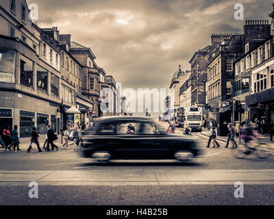 Edinburgh, Schottland - 30. August 2016: schwarzes Taxi auf der Straße in Edinburgh mit Menschen beim Überqueren der Straße im Hintergrund Stockfoto