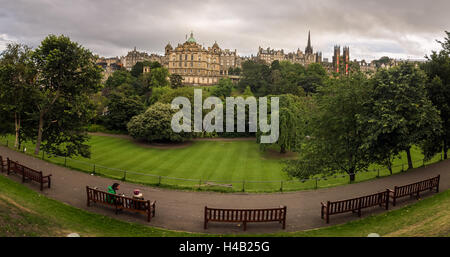 Edinburgh, Schottland - 30. August 2016: Leute sitzen auf einer Bank im Osten Princes Street Gardens Stockfoto