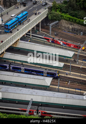 Edinburgh, Schottland - 31. August 2016: Edinburgh Waverley Bahnhof von oben gesehen Stockfoto