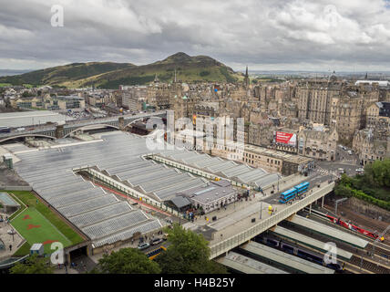 Edinburgh, Schottland - 31. August 2016: Panoramablick auf das Dach des Edinburgh Waverley Bahnhof von oben gesehen Stockfoto