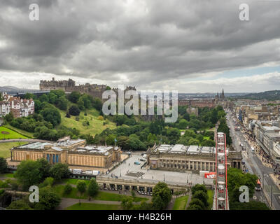 Edinburgh, Schottland - 31. August 2016: Panoramablick auf das Zentrum von Edinburgh an einem bewölkten Tag Stockfoto