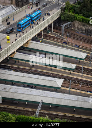 Edinburgh, Schottland - 31. August 2016: Edinburgh Waverley Bahnhof von oben gesehen Stockfoto