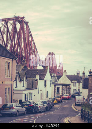 Edinburgh, Schottland - 1. September 2016: Häuser unter die Forth Rail Bridge verbindet die Städte North und South Queensferry Stockfoto