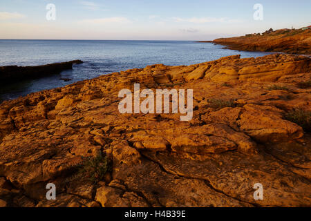 Sonnenaufgang über der Felsenküste im Atlantik im Luz, westlich von Lagos, Algarve, Portugal, Europa Stockfoto