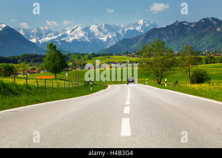 Deutschland, Bayern, Landstraße im Frühjahr Stockfoto