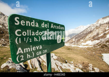 Wegweiser in Berglandschaft, trekking, Weg, Weg, Senda, Asturien, Picos de Europa, römische, Schmuggler Weg, Spanien Stockfoto