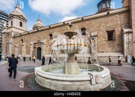 Chile, Santiago, Brunnen am Templo de Santo Domingo in der Altstadt von Santiago de Chile, einer Dominikanischen Kirche Stockfoto