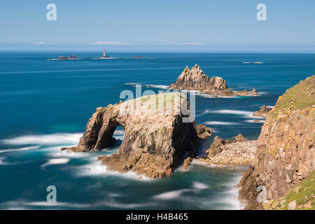 Enys Dodnan bewaffnete Ritter und der Langschiffe Leuchtturm, alle abseits der Küste von Endland, Cornwall, England. Stockfoto