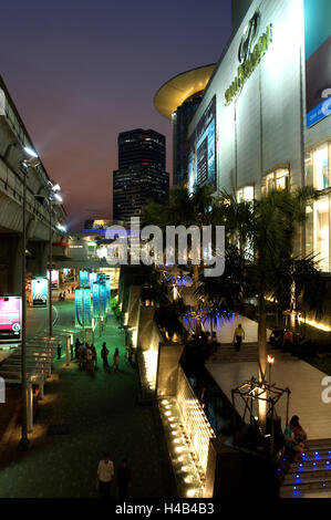 Thailand, Bangkok, Siam Paragon, Beleuchtung, Abend, Asien, Süd-Ost-Asien, Stadt, Hauptstadt, Ziel, Ort von Interesse, Gebäude, Einkaufszentrum, Lichter, Passanten, Tourismus, Person, Palmen, Stockfoto