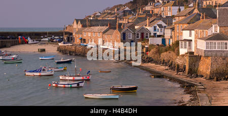 Boote im kleinen Hafen von Mousehole, Cornwall, England. Stockfoto