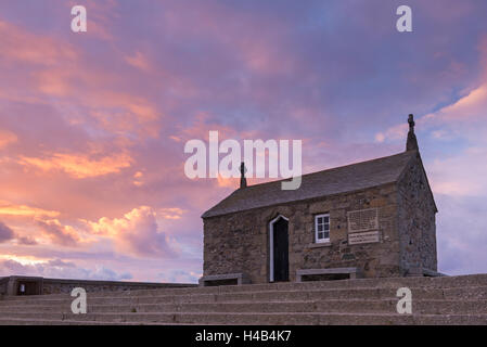 Schöner Sonnenuntergang hinter der Kapelle St. Nikolaus in St. Ives, Cornwall, England. Winter 2013. Stockfoto