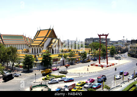 Thailand, Bangkok, Wat Suthat, Asien, Süd-Ost-Asien, Reiseziel, Stadt, Hauptstadt, Stadt, Ort von Interesse, Gebäude, Struktur, Architektur, glauben, Religion, Buddhismus, Tempel, Verkehr, Autos, Stockfoto