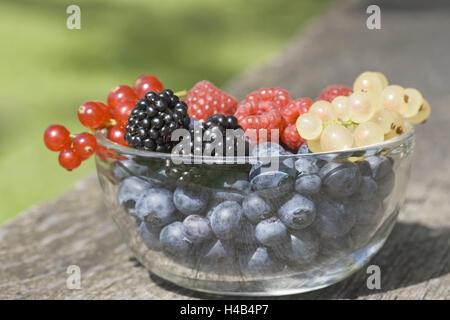 Glasschale, Himbeeren, Brombeeren, Heidelbeeren, Johannisbeeren, Stockfoto