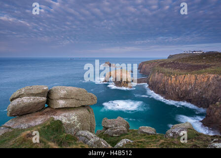 Dramatische Küstenlandschaft bei Lands End in West Cornwall, England. Winter (Februar) 2013. Stockfoto