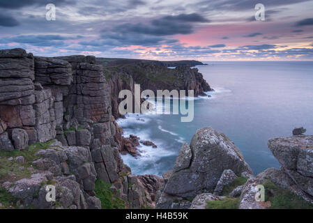 Dawn Himmel über Pordenack Point, Lands End, Cornwall, England. Stockfoto