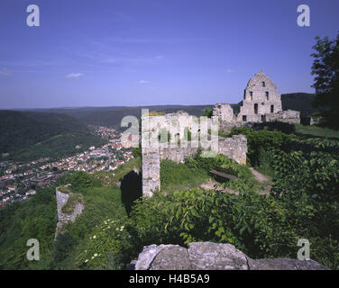 Deutschland, Baden-Wurttemberg, Bad Urach, Ruine Hohenurach, Stadt, Stadtübersicht, Hill, Burgruine, Burg, Ruine, Struktur, historisch, Ort von Interesse, Reiseziel, Tourismus, Sommer, Stockfoto