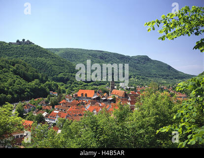 Deutschland, Baden-Wurttemberg, Bad Urach, Stadtübersicht, Amanduskirche, Sommerstadt, Häuser, Gebäude, Kirche, Hügel, Burgruine, Burg, Ruine, Ort von Interesse, Reiseziel, Tourismus, Sommer, Stockfoto