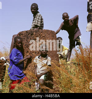 Senegal, Kaolack, Sine Ngayene, Steinkreise, Megalith, Kinder, spielen, Stockfoto