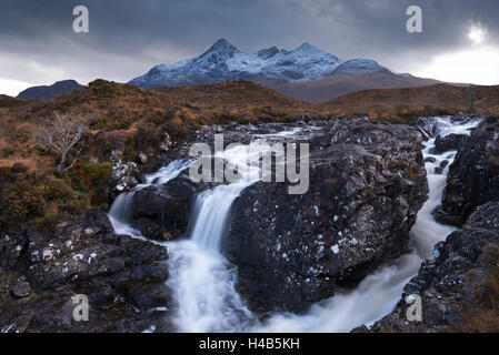 Allt Dearg Mòr Fluss und Sgurr Nan Gillean Berg, Glen Sligachan, Isle Of Skye, Schottland. Herbst (November) 2012. Stockfoto