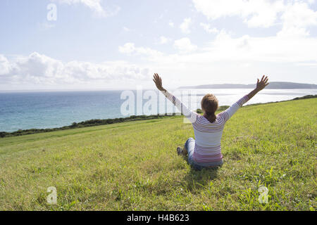 Frau beim Relaxen am Meer, Stockfoto