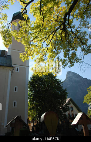 Deutschland, Bayern, Oberammergau, Kirche St. Peter und Paul, detail, Hintergrundbeleuchtung, Oberbayern, Werdenfelser, Passionsspiele, Stadthäuser, Gebäude, Pfarrkirche, Kirchturm, Turm, Baustil, Barock, Architektur, Friedhof, Gräber, Holzkreuze, Ort Stockfoto