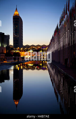 Modernes Gebäude, Parque Das Nações, Park der Nationen, Dämmerung, Lissabon, Portugal, Stockfoto