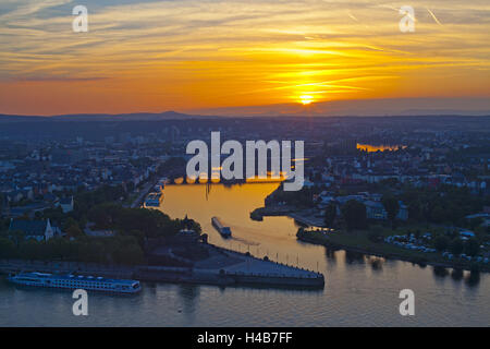 Deutschland, Rheinland-Pfalz, Koblenz Deutsches Eck (Deutsches Eck), Rhein, Mosel, Sonnenuntergang, Abendrot, Stockfoto