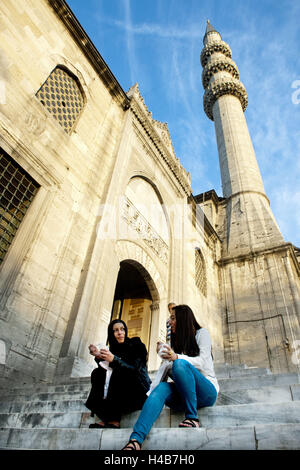 Türkei, Istanbul, Yeni Moschee gültig oder neue Moschee, Treppen, Frauen, Minarett, Stockfoto