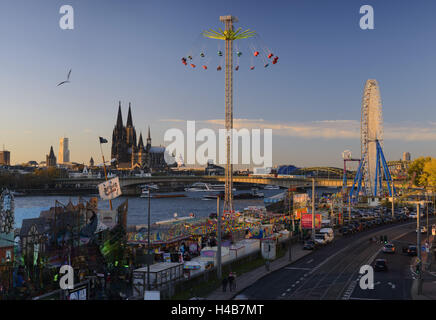 Deutschland, Nordrhein-Westfalen, Köln, Messe am Deutzer Ufer, Blick von der Severinsbrücke auf den Kölner Dom, Stockfoto